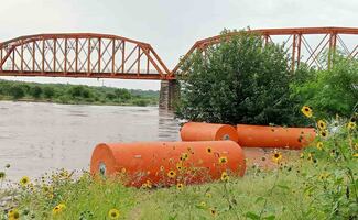 Boyas fronterizas se desprenden ante creciente del río Bravo; cierran puentes internacionales ante riesgo