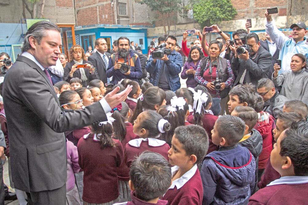 Aurelio Nuño Mayer, titular de la SEP, visitó la Escuela Primaria 'Rodolfo Menéndez', ubicada en el Centro Histórico del DF, donde afirmó que no se tolerarán actos violentos que busquen impedir que los maestros sean evaluados (ISAAC ESQUIVEL. CUARTOSCURO)