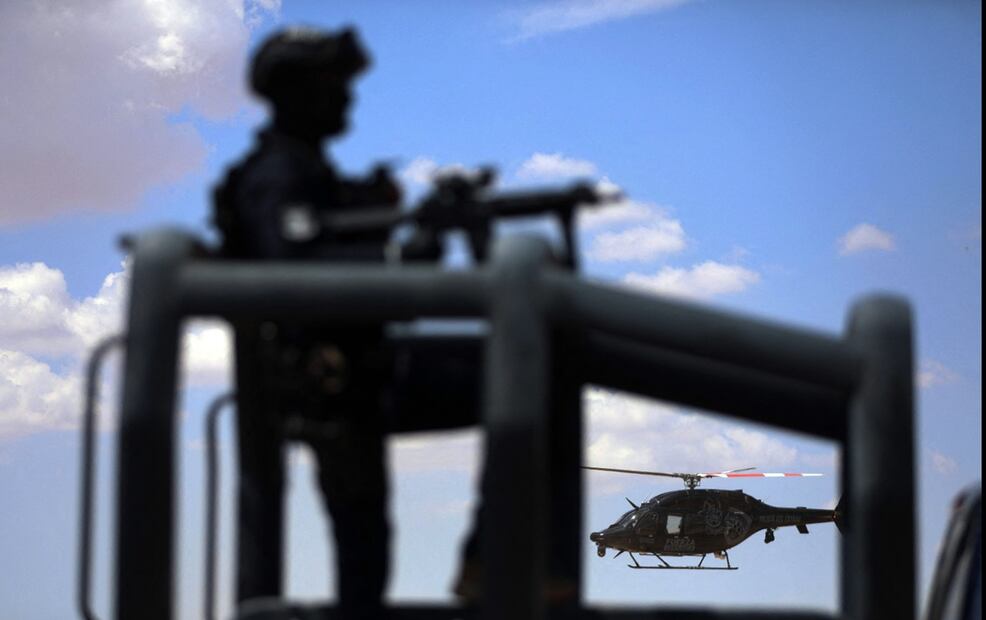 Un helicóptero de la Policía de Chihuahua patrulla la frontera bajo la "Operación Espejo" en coordinación con la Patrulla Fronteriza de Estados Unidos en Ciudad Juárez, el 20 de agosto de 2025. Foto: AFP
