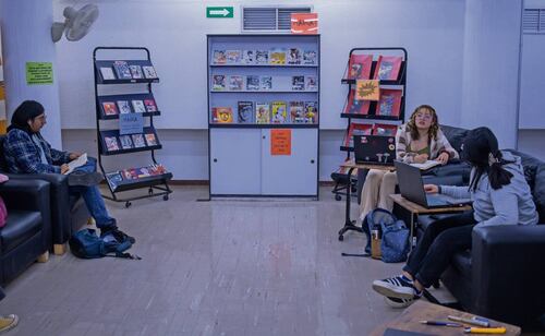 En el piso 8 está una Comiteca con pantallas, tabletas y una extensa colección de cómics y manga. Foto: Santiago Cadena / EL UNIVERSAL