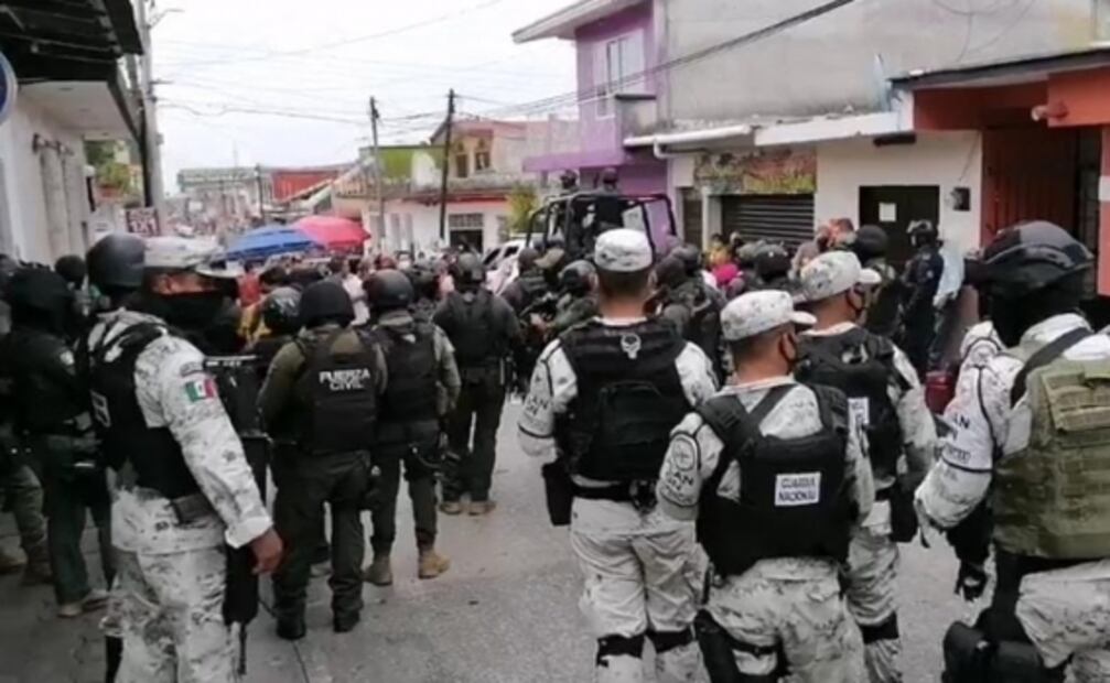 Con gas lacrimógeno, policías desalojan a manifestantes de oficinas de Fiscalía en Veracruz