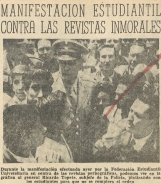 Cuando estudiantes quemaron miles de revistas pornográficas en el Zócalo para protestar contra la inmoralidad en 1955