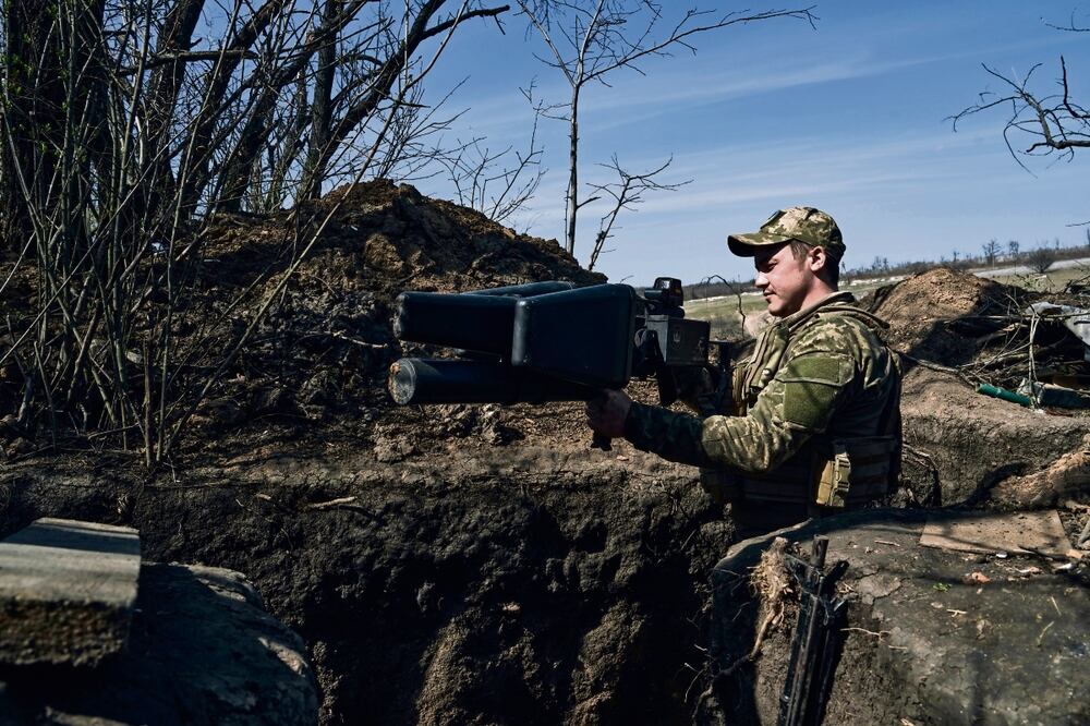 Un soldado ucraniano, en una trinchera en la línea del frente en Bakhmut.Foto_AP