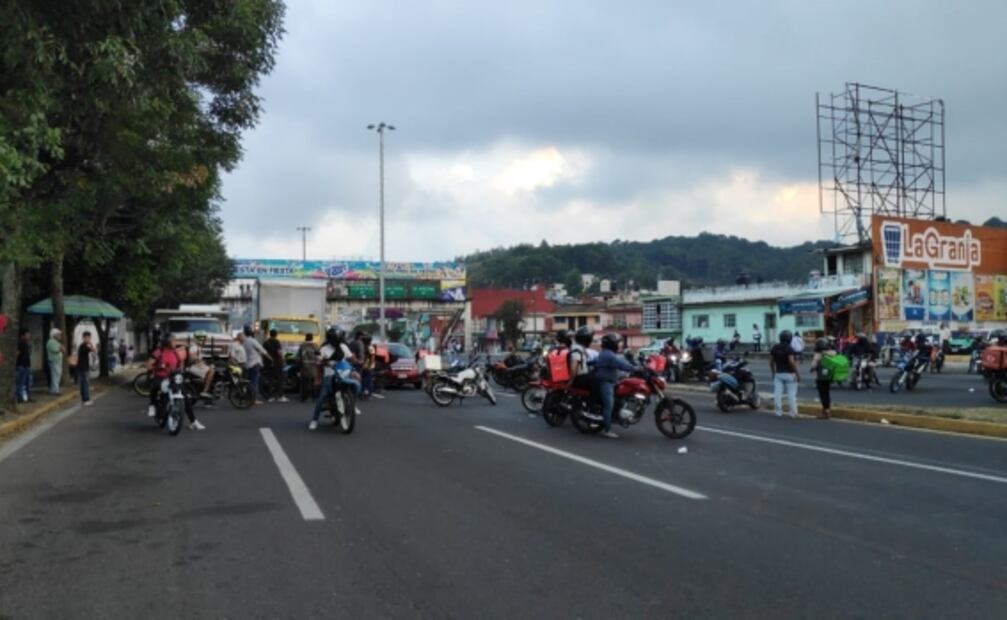 Motorepartidores bloquean avenidas principales de Xalapa en demanda de abusos policiales 
