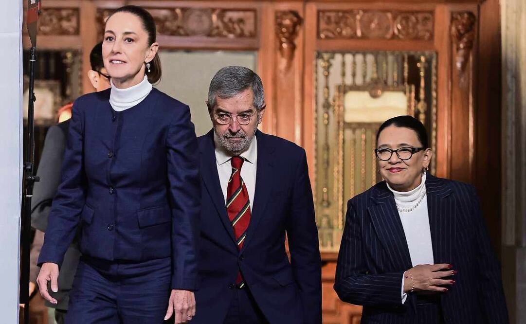 La presidenta Claudia Sheinbaum, al arribar a la mañanera, acompañada por Juan Ramón de la Fuente y Rosa Icela Rodríguez 3 de febrero. Foto: Berenice Fregoso / EL UNIVERSAL