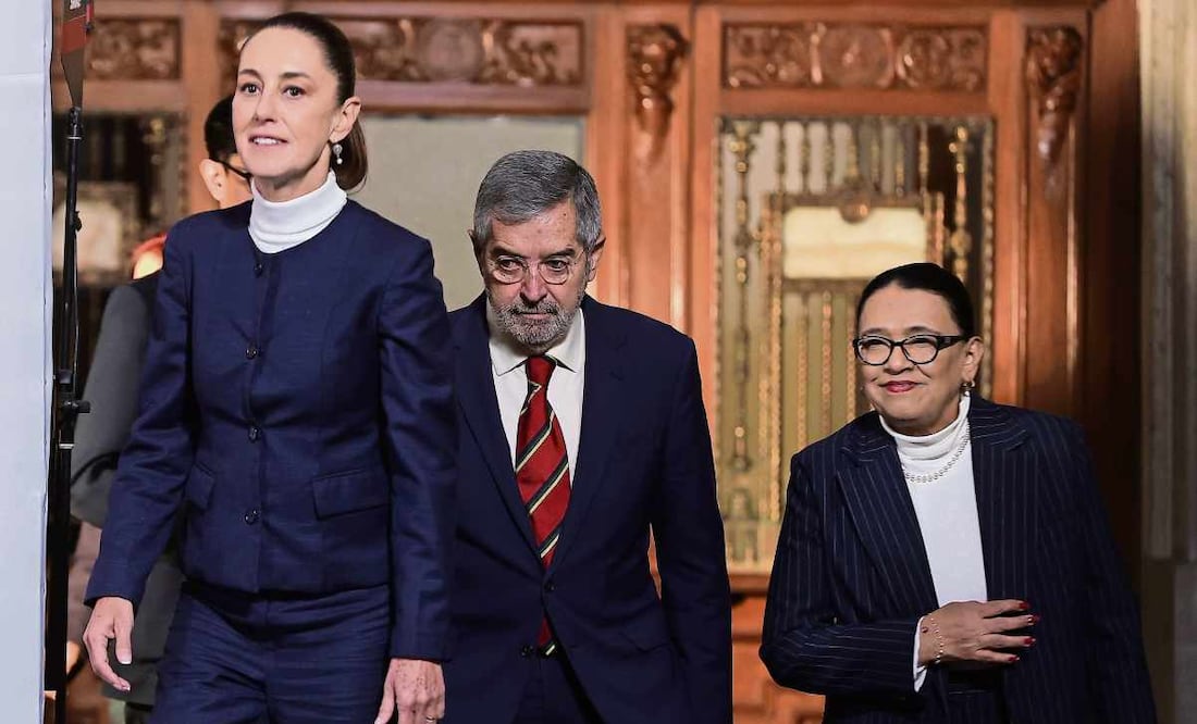 La presidenta Claudia Sheinbaum, al arribar a la mañanera, acompañada por Juan Ramón de la Fuente y Rosa Icela Rodríguez 3 de febrero. Foto: Berenice Fregoso / EL UNIVERSAL