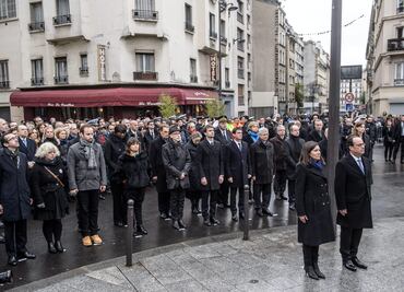 Hollande inicia homenaje por los atentados de París