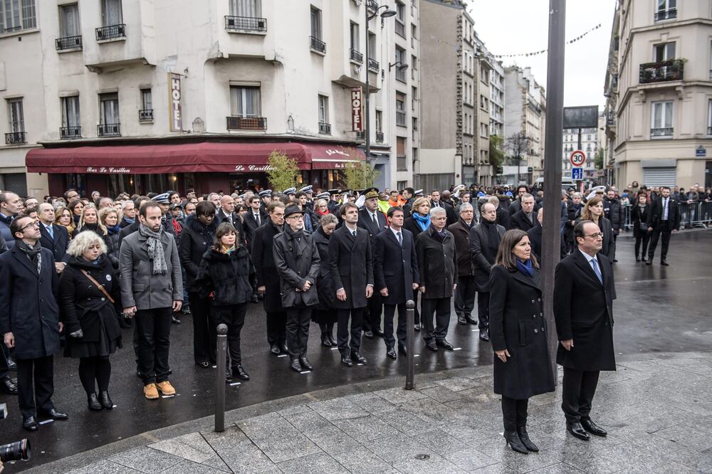Francois Hollande, presidente francés y Anne Hidalgo, alcaldesa de París. (FOTO: EFE)