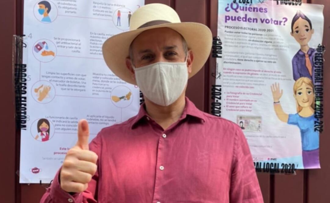 A través de redes sociales, López-Gatell mostró una fotografía en la que muestra su dedo pulgar con tinta. Foto: Twitter @HLGatell