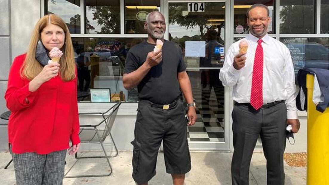Green posa con los abogados Jeane Thomas y Keith Harrison un día después de su liberación. FOTO: Crowell & Moring