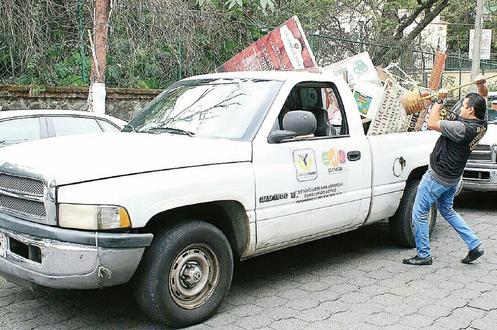 Personal de Dirección General Jurídica y de Gobierno delegacional levantó 190 enseres que obstruían la calle (ESPECIAL)