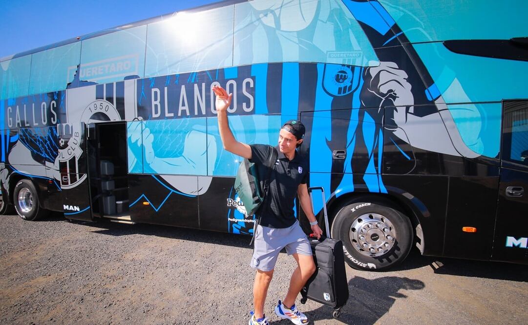 Antonio Rodríguez descendiendo del autobús del Querétaro - FOTO: Imago7