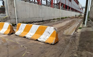 Cierran avenida Recursos Hidráulicos en Tultitlán tras inundación; combi quedó varada y murieron 6 pasajeros