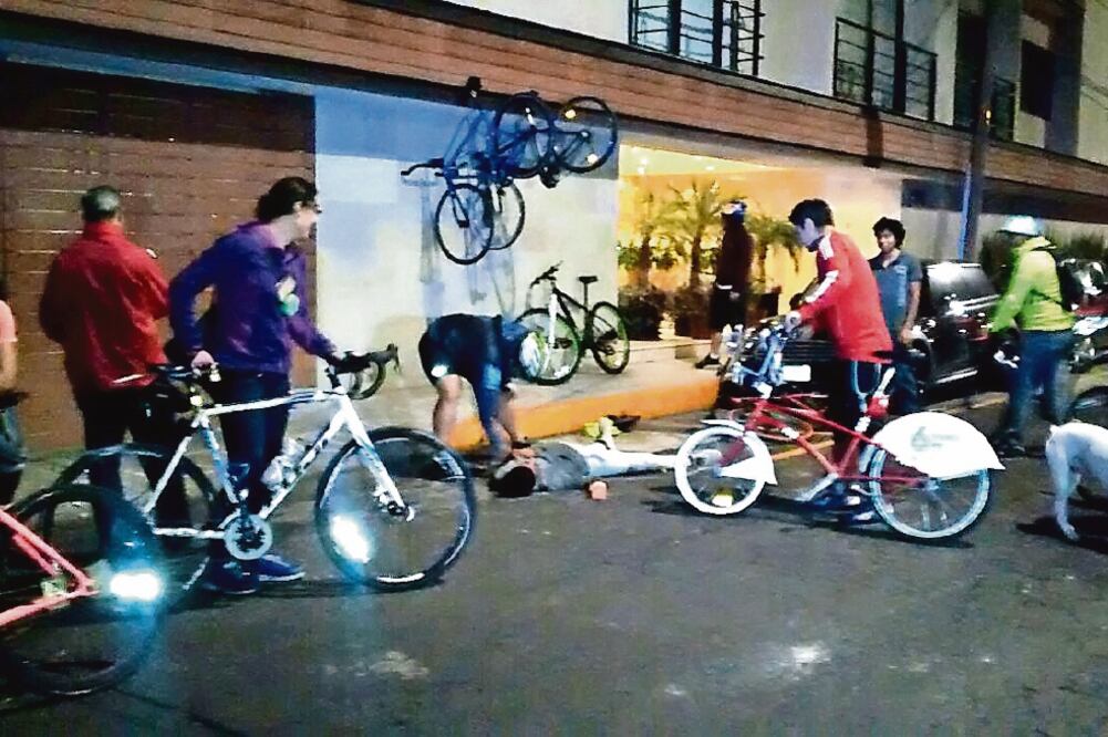 El viernes pasado se realizó una protesta frente a la casa de #LordAudi, por las agresiones de éste a un ciclista (ARCHIVO EL UNIVERSAL)