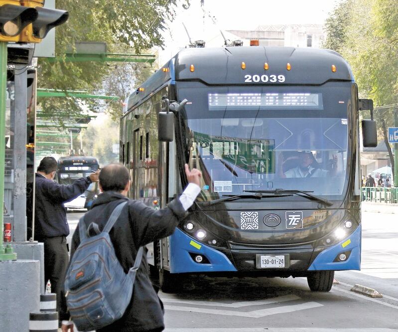 Las unidades del trolebús adquiridas a la empresa china Yutong ya circulan sobre el Eje Central. Foto: Carlos Mejía. EL UNIVERSAL