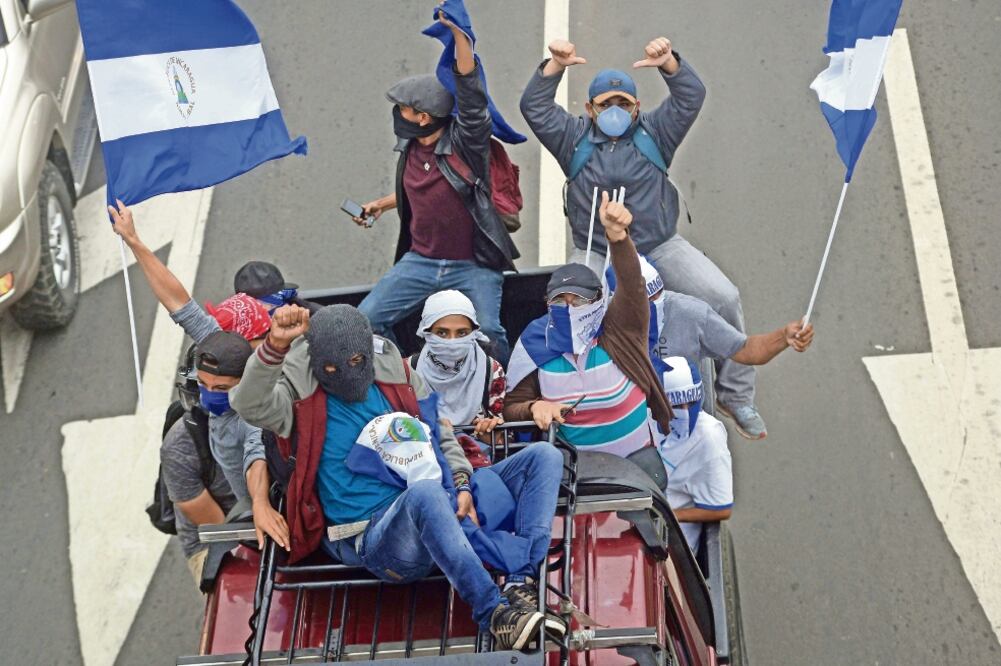 Decenas de nicaragüenses opositores al gobierno de Daniel Ortega intentaron ayer llegar a Masaya en una caravana que fue bloqueada por paramilitares. Foto: MARVIN RECINOS. AFP