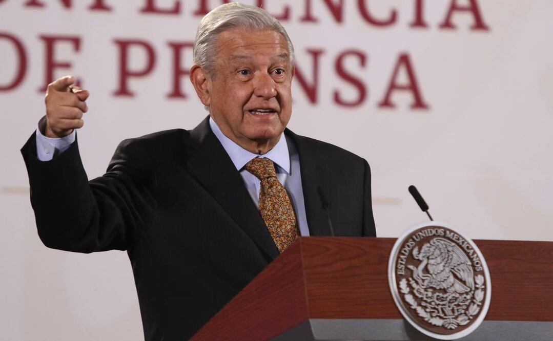 El presidente López Obrador "tocó" madera en su conferencia matutina para que los legisladores no rechacen la reforma eléctrica. Foto: Carlos Mejía/EL UNIVERSAL