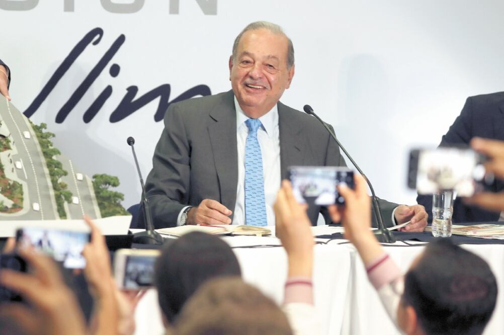El empresario Carlos Slim comentó en conferencia que está de acuerdo con el Presidente en “bajar el gasto corriente, un gobierno con austeridad, quitar la corrupción, la impunidad, combatir el crimen y generar desarrollo económico”. Foto: AP