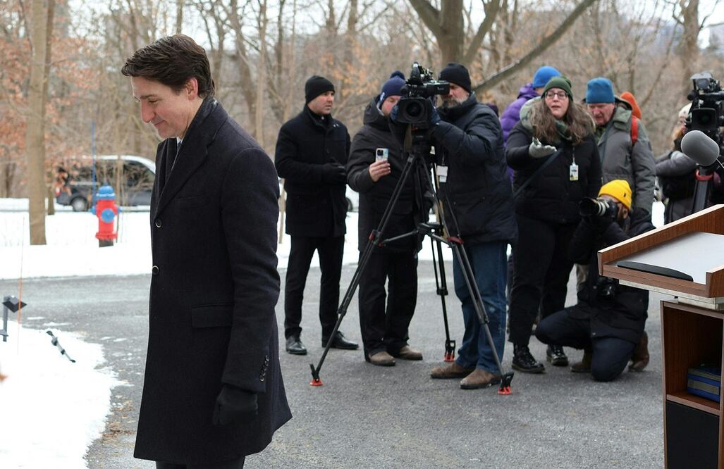 El primer ministro canadiense, Justin Trudeau, tras anunciar su renuncia como líder del Partido Liberal y primer ministro, en Ottawa. FOTO: DAVE CHAN. AFP