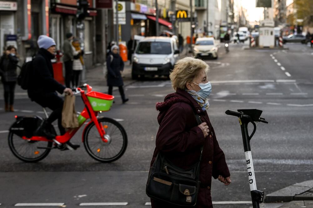 Población de Berlín durante la pandemia. Foto: EFE / Filip Singer