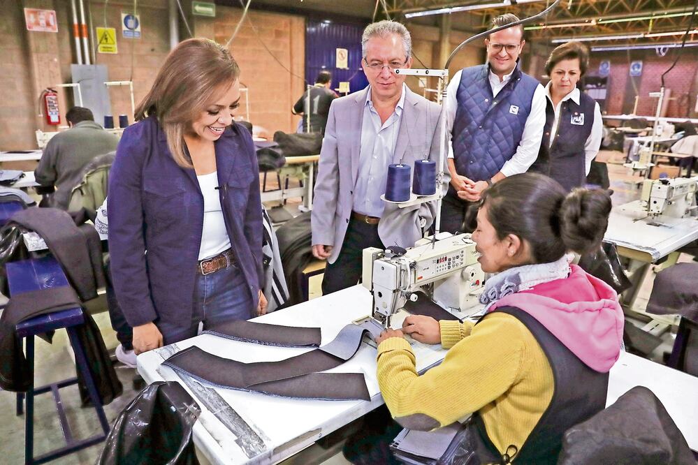 La candidata del PAN, Josefina Vázquez Mota, acudió a una fabrica de mezclilla, donde escuchó los problemas de empresarios y empleados. (CRISTOPHER ROGEL BLANQUET. EL UNIVERSAL)