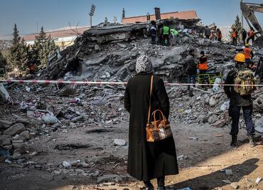 Saqueadores irrumpen comercios y casas tras devastación en Turquía; van 48 detenidos