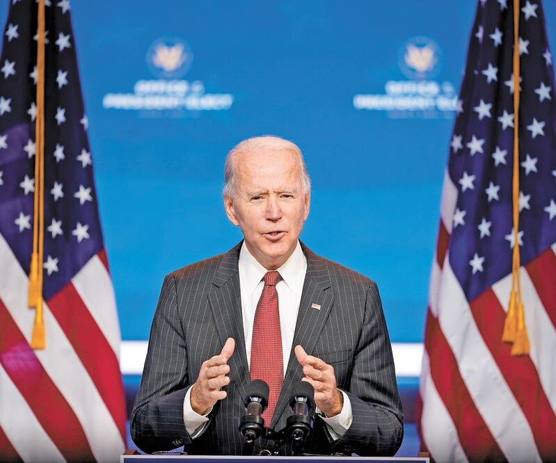 El virtual presidente electo, Joe Biden, ayer en una conferencia en Wilmington, Delaware. Foto: ANDREW HARNIK. AP