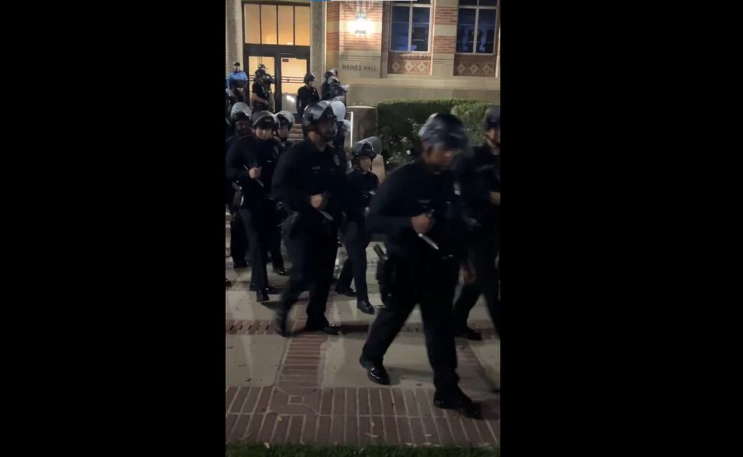Manifestantes propalestinos en la Universidad de California en Los Ángeles (UCLA) recibieron esta noche la orden de dispersar su protesta. Foto: Captura de video