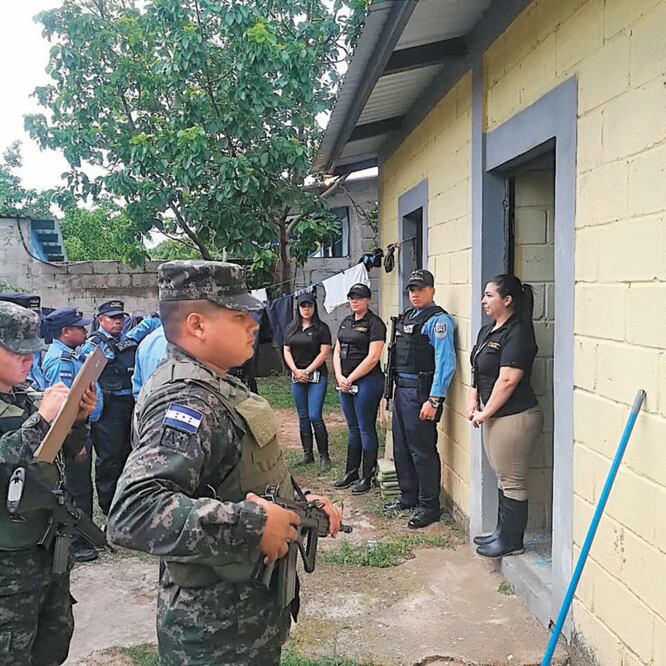 Autoridades policiales, judiciales y migratorias hondureñas, en el operativo del martes que permitió desarticular una red dedicada a las adopciones ilegales. CORTESÍA MINISTERIO PÚBLICO DE HONDURAS
