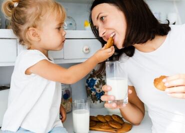 Harvard revela la razón por la que un adulto no debería beber leche a diario; esto sugiere