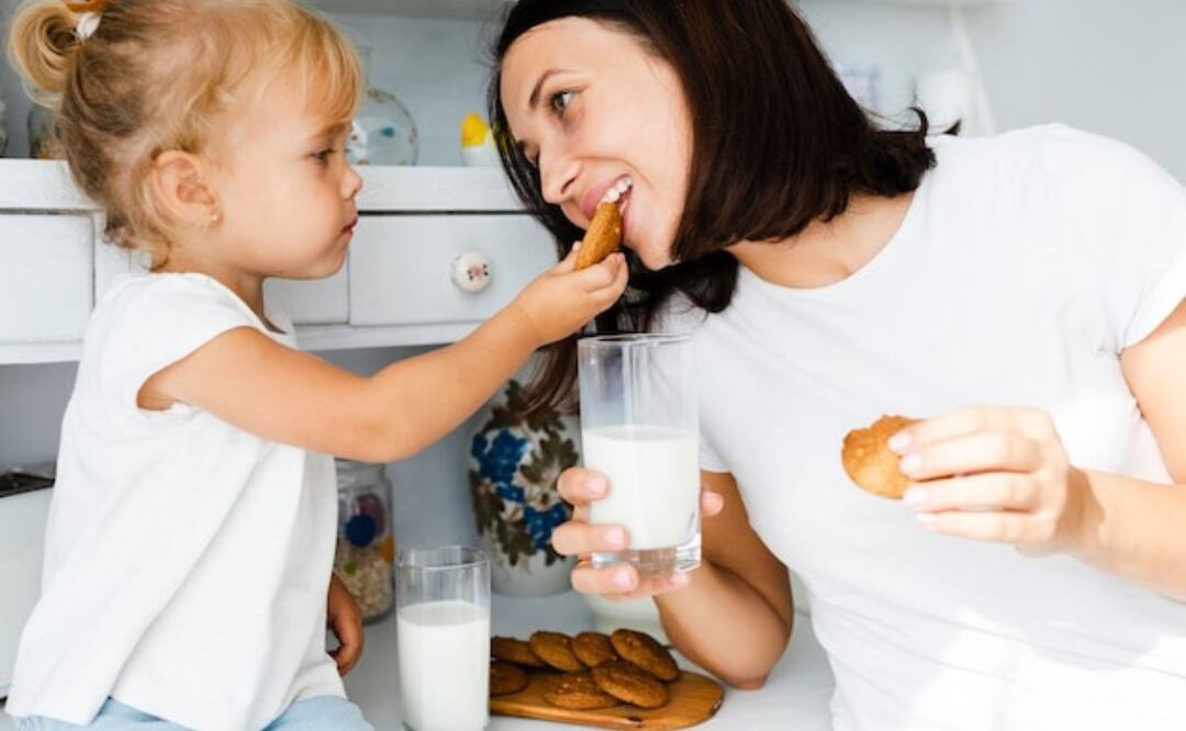 Harvard argumenta que los adultos pueden obtener suficiente calcio y otros nutrientes de fuentes alternativas. Fuente: Freepik.
