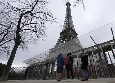 Empleados en huelga cierran por tercer día consecutivo la Torre Eiffel en París
