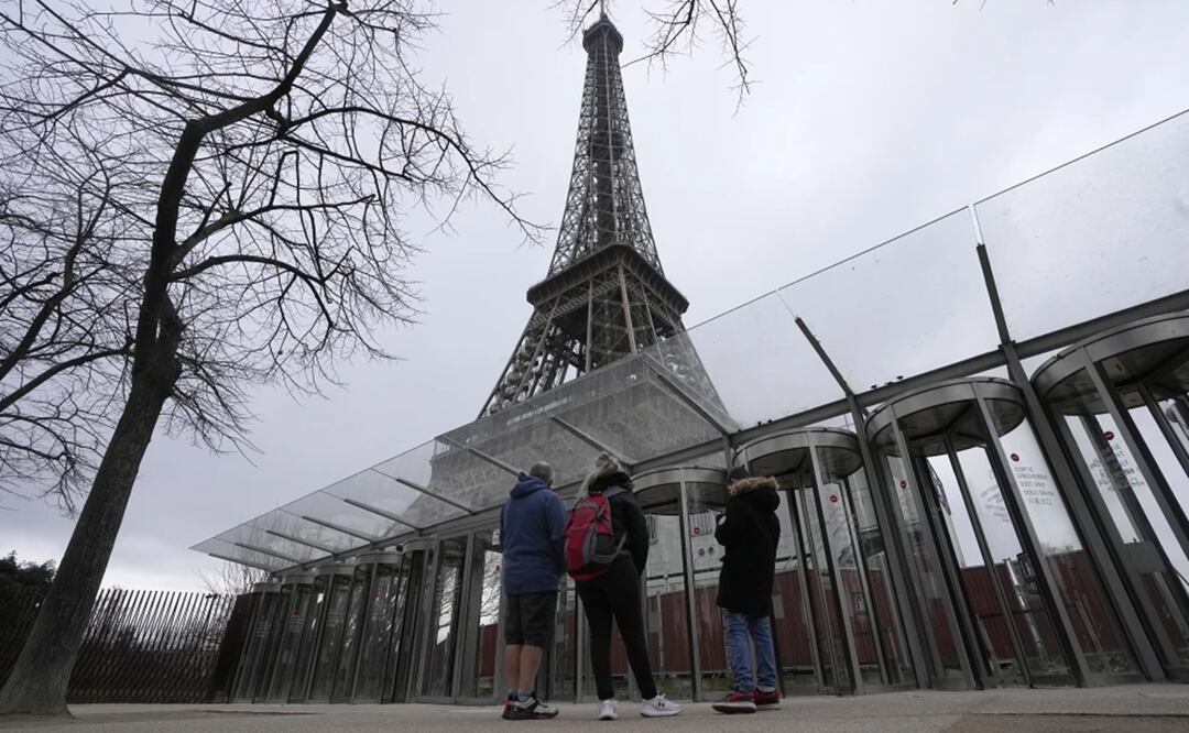 Visitantes frente las puertas cerradas de la Torre Eiffel el martes 20 de febrero de 2024, en París. Foto: AP