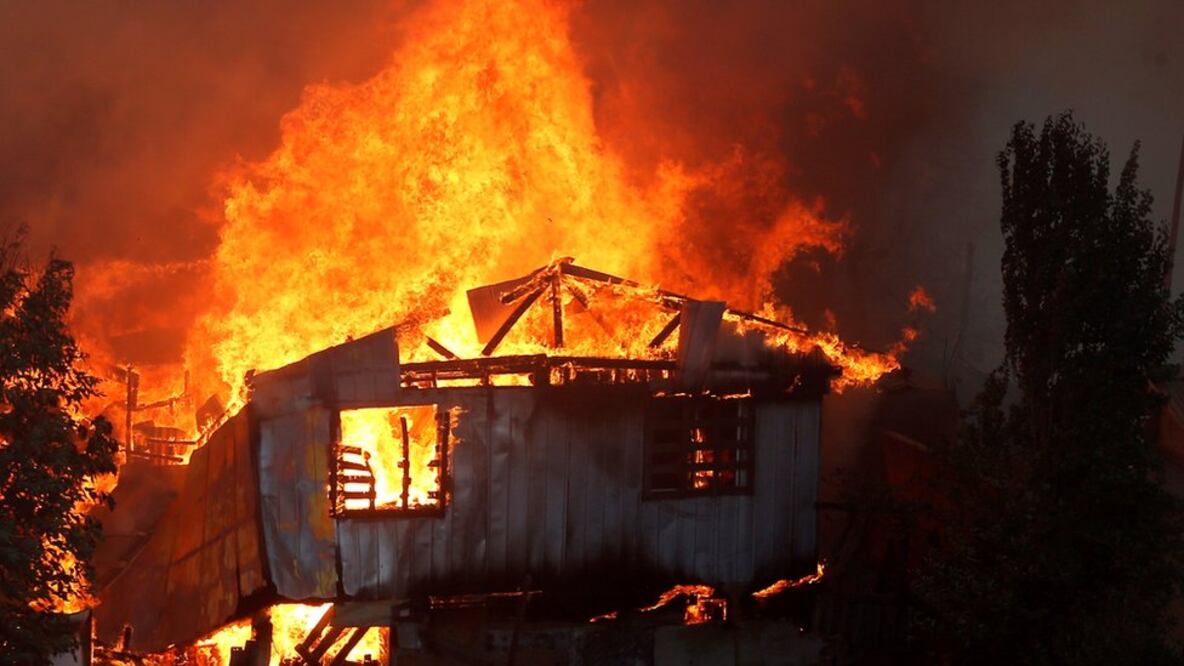 Muchas de las casas en Valparaíso están construidas con madera (Foto: Reuters)