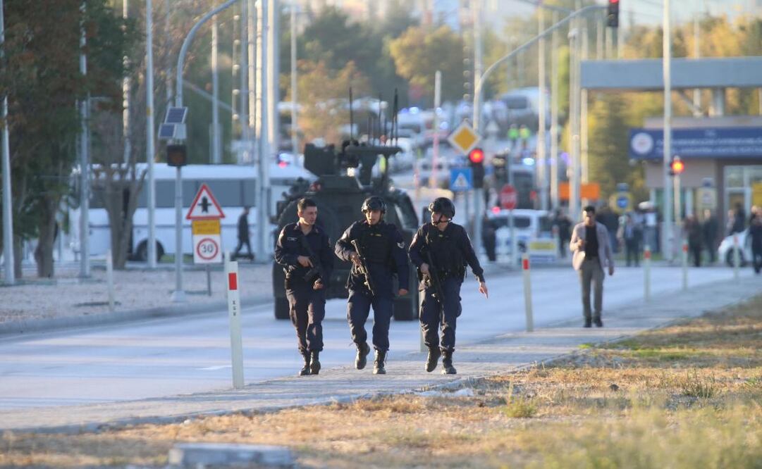 Los policías aseguran la zona durante un ataque terrorista en la sede del Centro Turco Aveoespacial y de Aviación (TUSAS) en Ankara, Turquía, el 23 de octubre de 2024. El Ministerio del Interior de Turquía informa que varias personas están "muertas y heridas" tras una explosión en la sede de una empresa de aviación turca cerca de Ankara. Foto: EFE