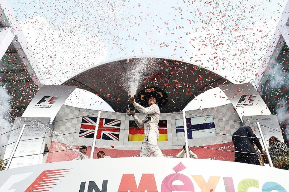 El podio instalado en el Foro Sol se convirtió en emblema del GPMX, que reprodujeron medios de todo el orbe (CORTESÍA SUTTON MOTOR SPORT)