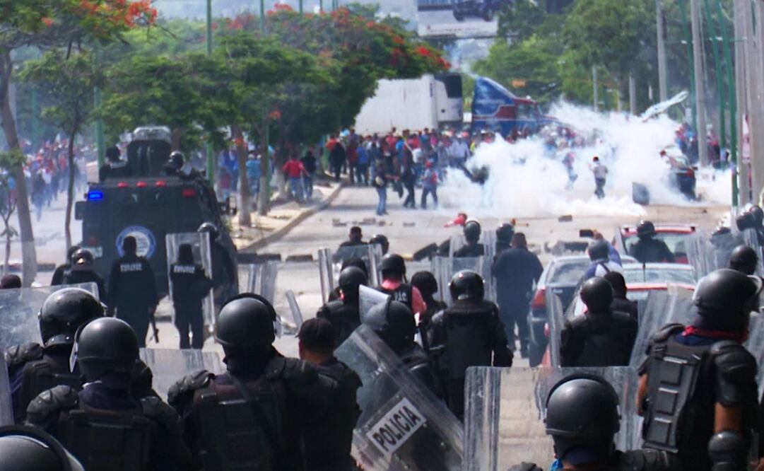 Maestros de la CNTE y policías se enfrentaron con gases lacrimógenos, piedras y cohetones, en la entrada poniente de la capital chiapaneca. Foto: José Camas