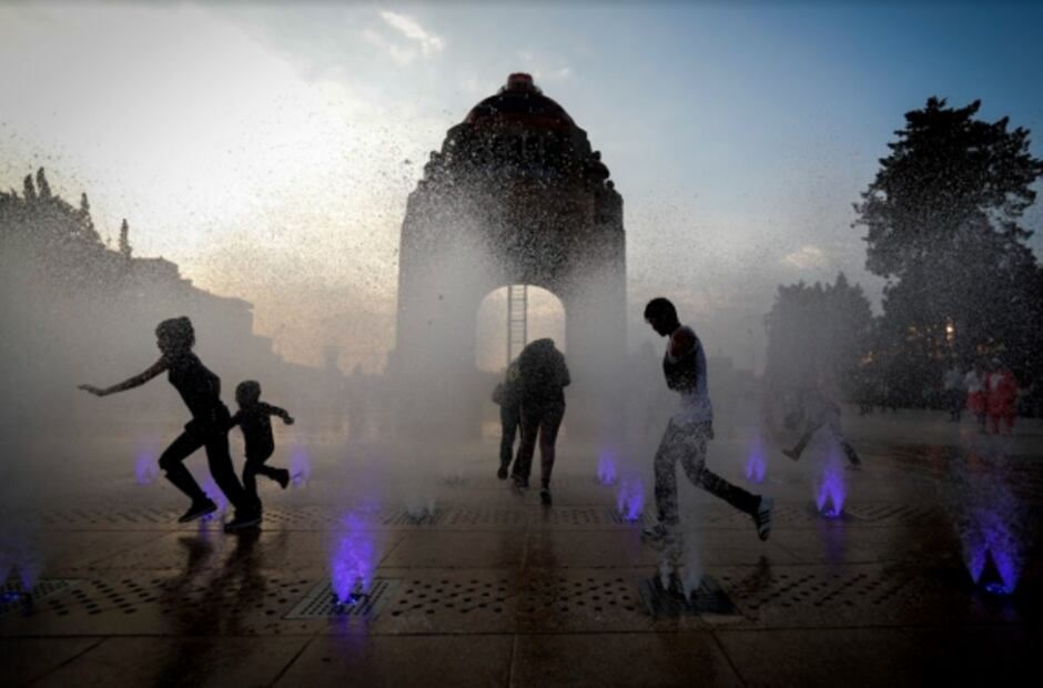 Multitudes en tiendas departamentales, la esfera Covid-19 y aplicación de pruebas rápidas, entre las fotos de la semana