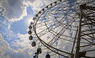 Rescatan a 15 personas atrapadas en rueda de la fortuna; falla mecánica paraliza juego en Culiacán