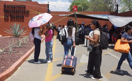 Maestros de la Sección 22 del SNTE bloquean accesos al aeropuerto de Oaxaca; permiten acceso a usuarios con boleto