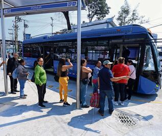 Usuarios se familiarizan con Trolebús Aztecas