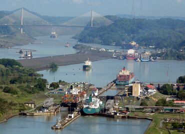 China frena venta de puertos del Canal de Panamá a consorcio de EU; revisará transacción "conforme a la ley"