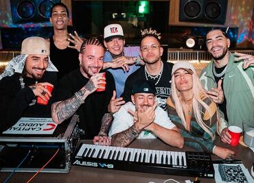 Congreso de Colombia pide capacitar a Karol G y otros reaggaetoneros en derechos de infancia