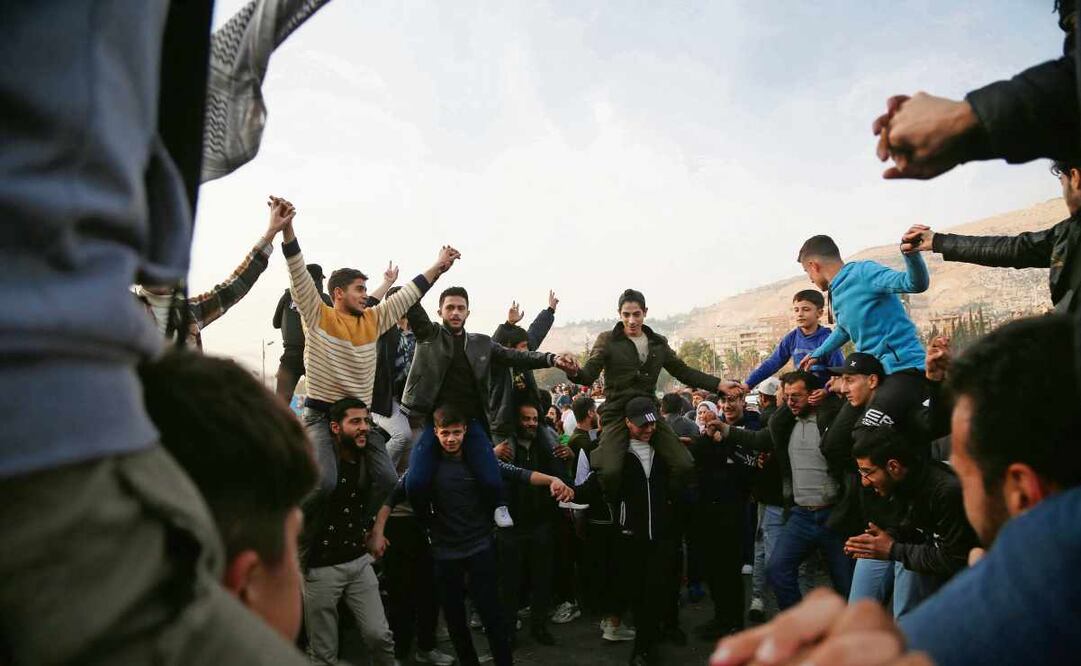 La gente celebra el derrocamiento del presidente sirio Bashar al-Assad, en la plaza de los Omeyas en Damasco, Siria. Foto: EFE