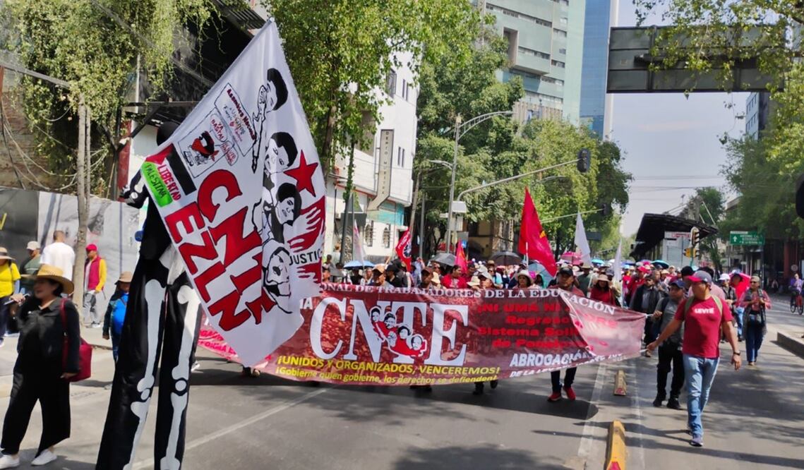 Integrantes de la CNTE realizaron una marcha en las principales vialidades del primer cuadro de la Ciudad de México en el marco del paro laboral de las 72 horas para exigir la abrogación de la ley ISSTE del 2007. Foto: Juan Carlos Williams/EL UNIVERSAL