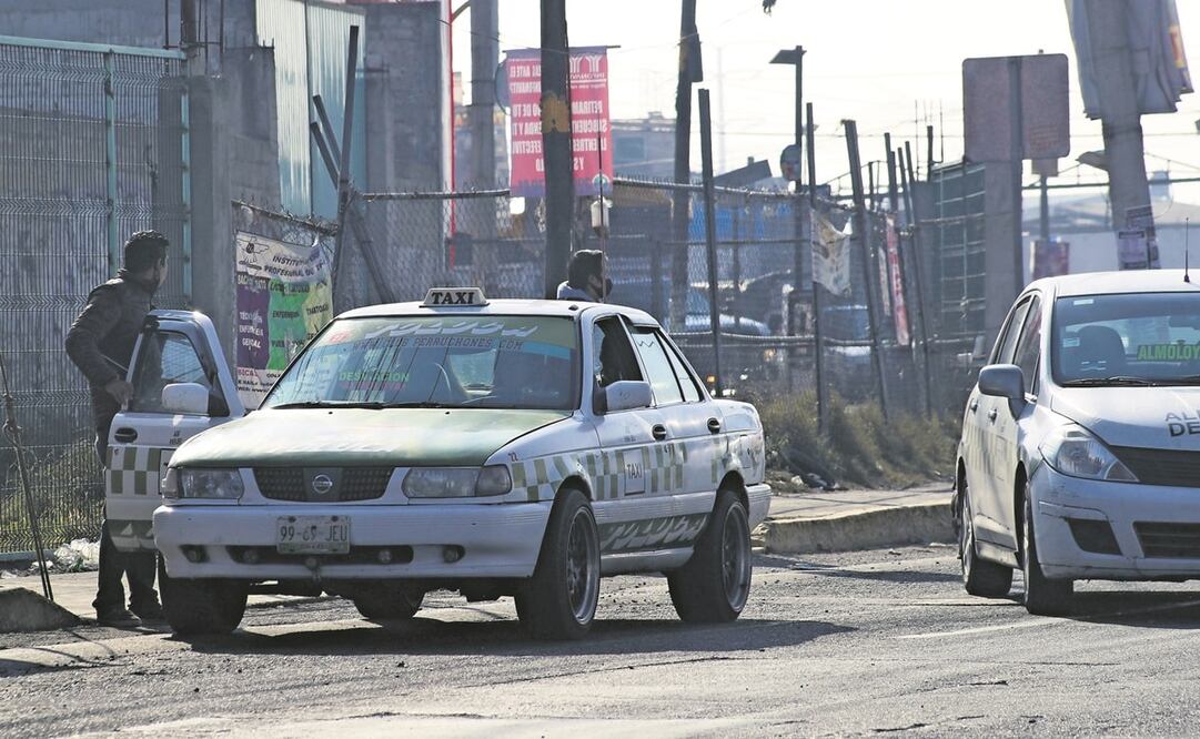 Los taxis colectivos son vehículos tipo Tsuru que conectan la región sur de la entidad con la capital mexiquense y otros municipios. Foto: Jorge Alvarado. El Universal