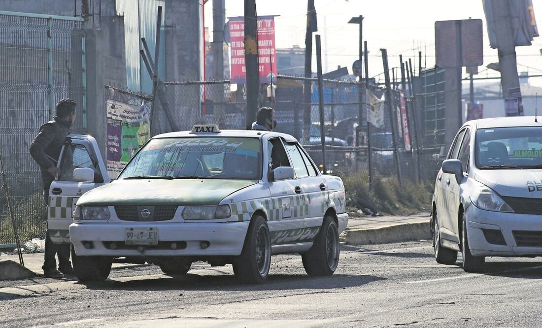 Los taxis colectivos son vehículos tipo Tsuru que conectan la región sur de la entidad con la capital mexiquense y otros municipios. Foto: Jorge Alvarado. El Universal