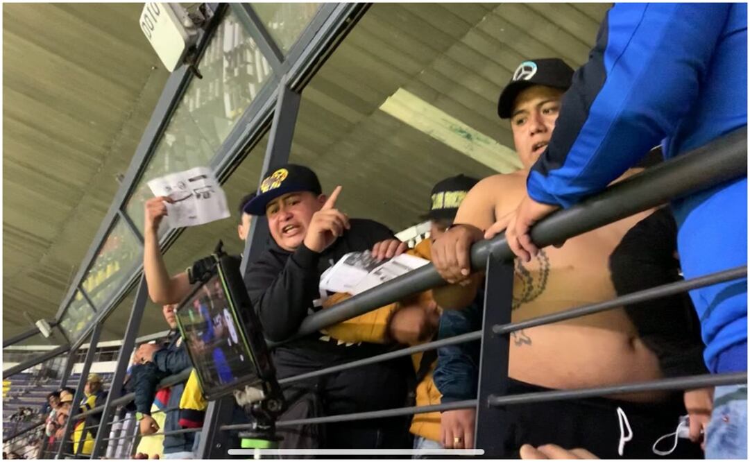 Aficionados del América son retirados del estadio por no pertenecer a la barra del equipo / FOTO: Edgar Enríquez / El Universal
