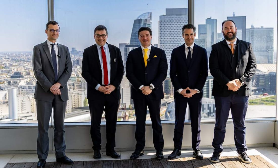 Samuel García y directivos del grupo francés VINCI Airports durante reunión para analizar proyectos de inversión en Nuevo León (08/04/2025). Foto: Especial