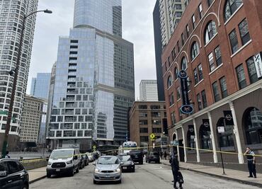 Autoridades reportan una mujer armada en la Torre Trump, en Chicago